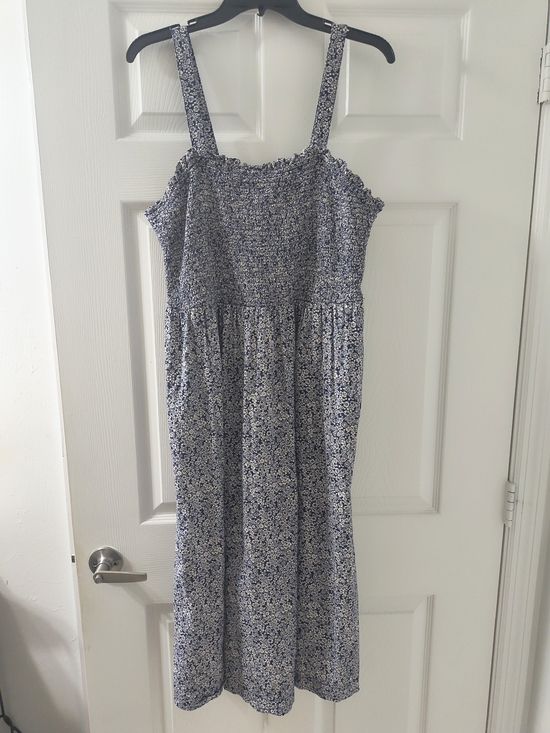 Universal Thread Dresses & Skirts - Gorgeous Universal Thread Blue and White Floral Smocked Dress